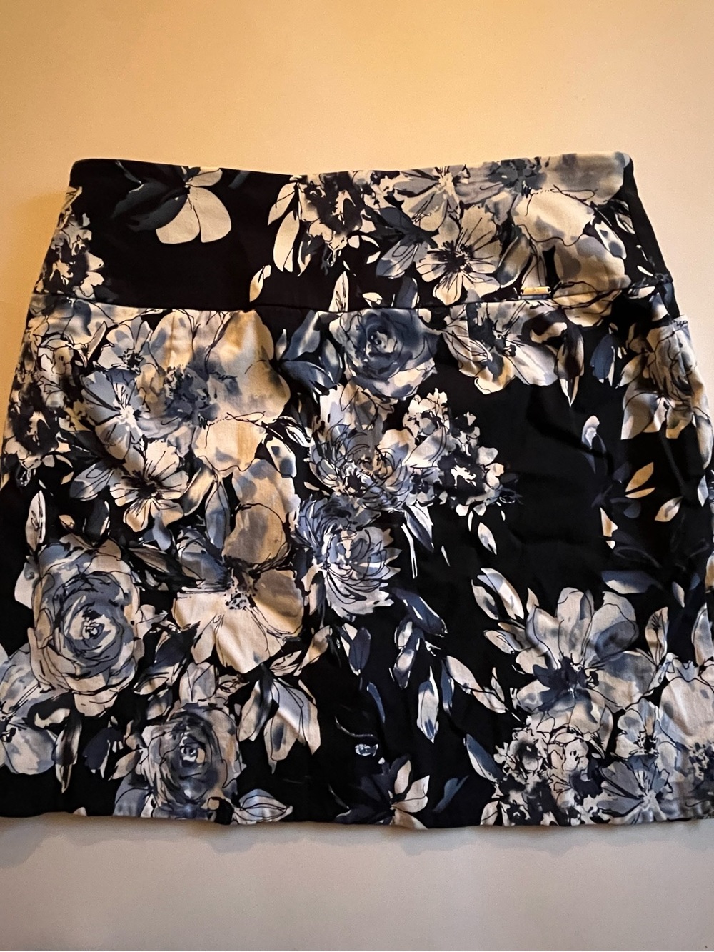 S.C. & Co. Women's Navy and White Floral Skort - Size L